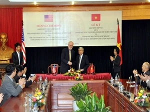 越南科技部部长阮军与美国驻越南大使大卫·希尔
